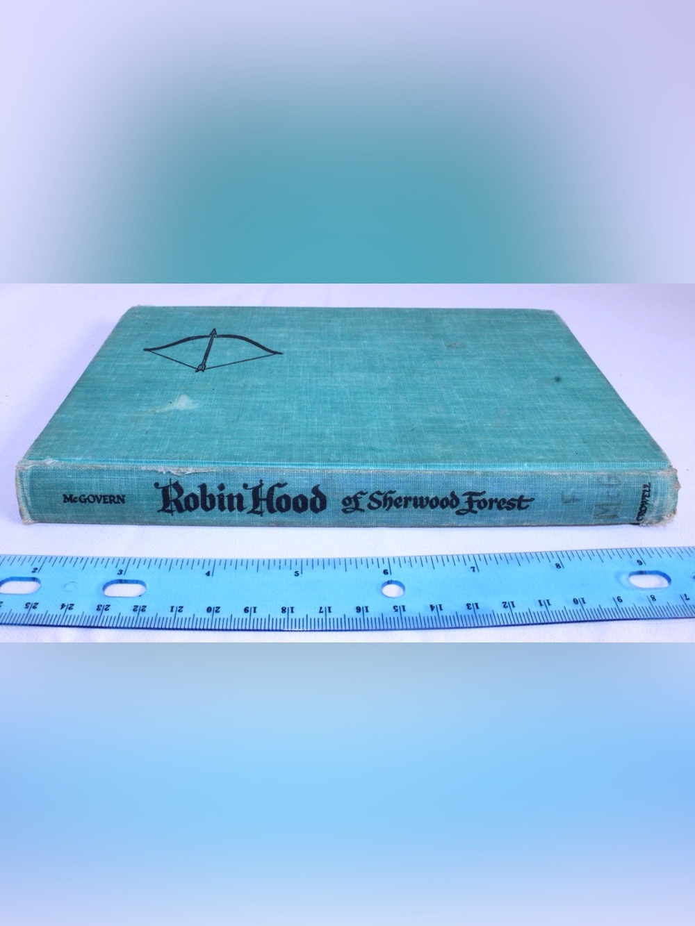 Vintage Hardcover copy of "Robin Hood of Sherwood Forest" by Ann McGovern - Book